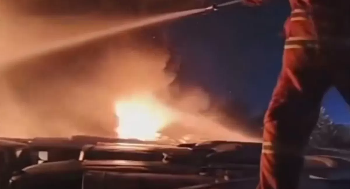 Kebakaran Bekasi melanda pangkalan PO Sinar Jaya di Cikarang Barat. Sebanyak 50 bus terbakar, sementara warga sempat panik akibat kobaran api.