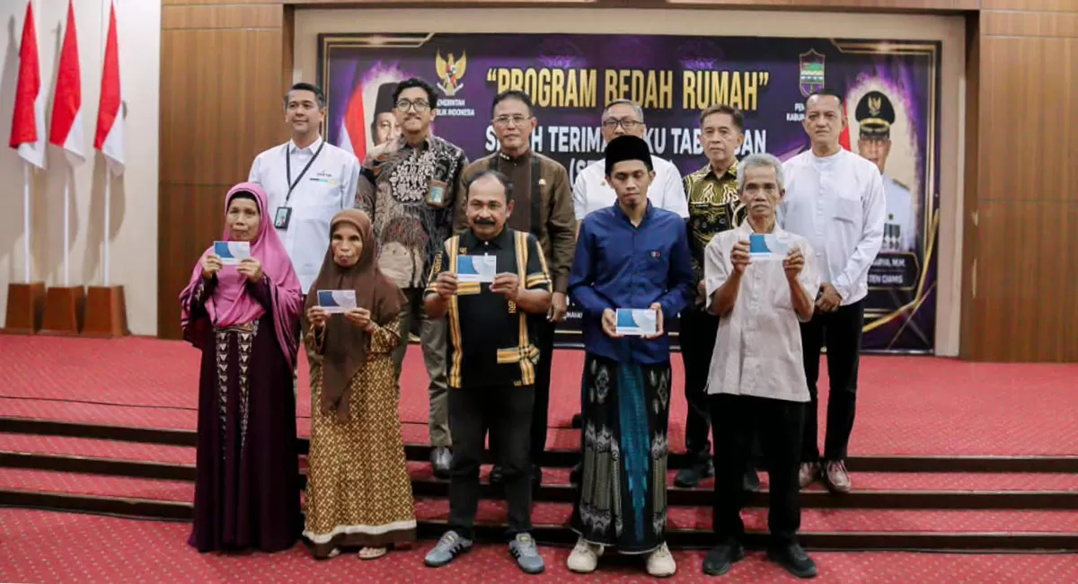 Bupati Ciamis Herdiat Sunarya menyerahkan BSPS 2026 tahap pertama kepada 201 warga Ciamis. Masing-masing menerima Rp20 juta untuk memperbaiki rumah. (Dok. Prokopim Ciamis)