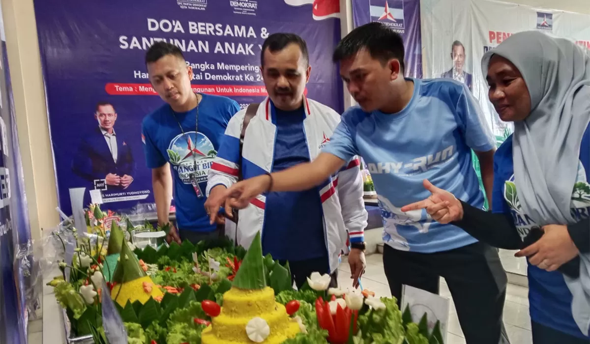 Ketua DPC Partai Demokrat Kota Tasikmalaya, Anang Sapa'at, turut melakukan penilaian Lomba Tumpeng dalam rangkaian HUT Kemerdekaan RI ke-81 dan HUT ke-25 Partai Demokrat di Kantor Sekretariat DPC Demokrat, Jalan Letnan Harun, Kota Tasikmalaya, Minggu (23/8/2026). (Dok. AMS)
