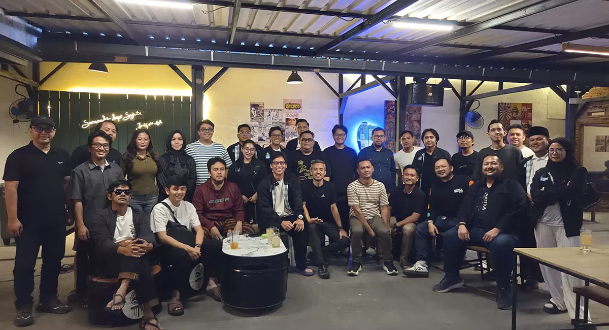 Ketua HIPMI Kota Tasikmalaya Arif Hidayat Putra bersama jajaran HIPMI membahas pentingnya menjaga kondusivitas Kota Tasikmalaya di tengah dinamika nasional. (Dok. AMS)