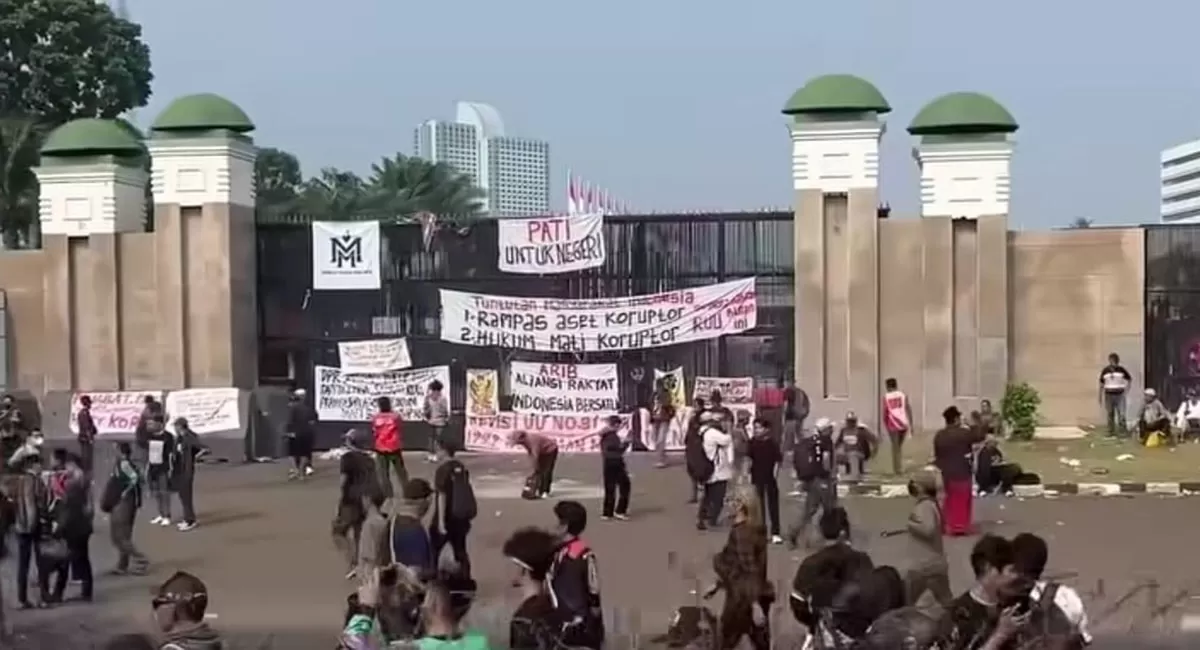 Demo 27 Agustus di depan DPR diikuti empat kelompok dengan tuntutan berbeda. Polisi mengamankan sejumlah orang yang diduga hendak membuat rusuh. (Threads/ilhampid)