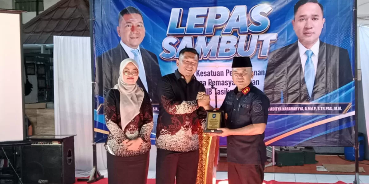 Mantan Kepala Pengamanan Lapas (KPLP) Yadi Surya menerima ucapan selamat dan cendera mata dari Kepala Lapas Kelas II B Tasikmalaya, Ismet Sitorus pada kegiatan pisah sambut dan sertijab KPLP, pada Jumat (28/8/2026). (Dok. AMS)