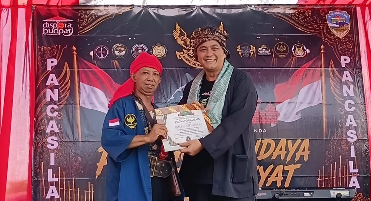 Wakil Wali Kota Tasikmalaya, Rd Diky Chandra Negara menerima anugerah penghargaan dari Ki Sanca selaku Ketua Yayasan Sanca Wulung Galunggung sekaligus penanggung jawab kegiatan Panggung Budaya Pesta Rakyat, Sabtu (29/8/2026). (Dok. AMS)