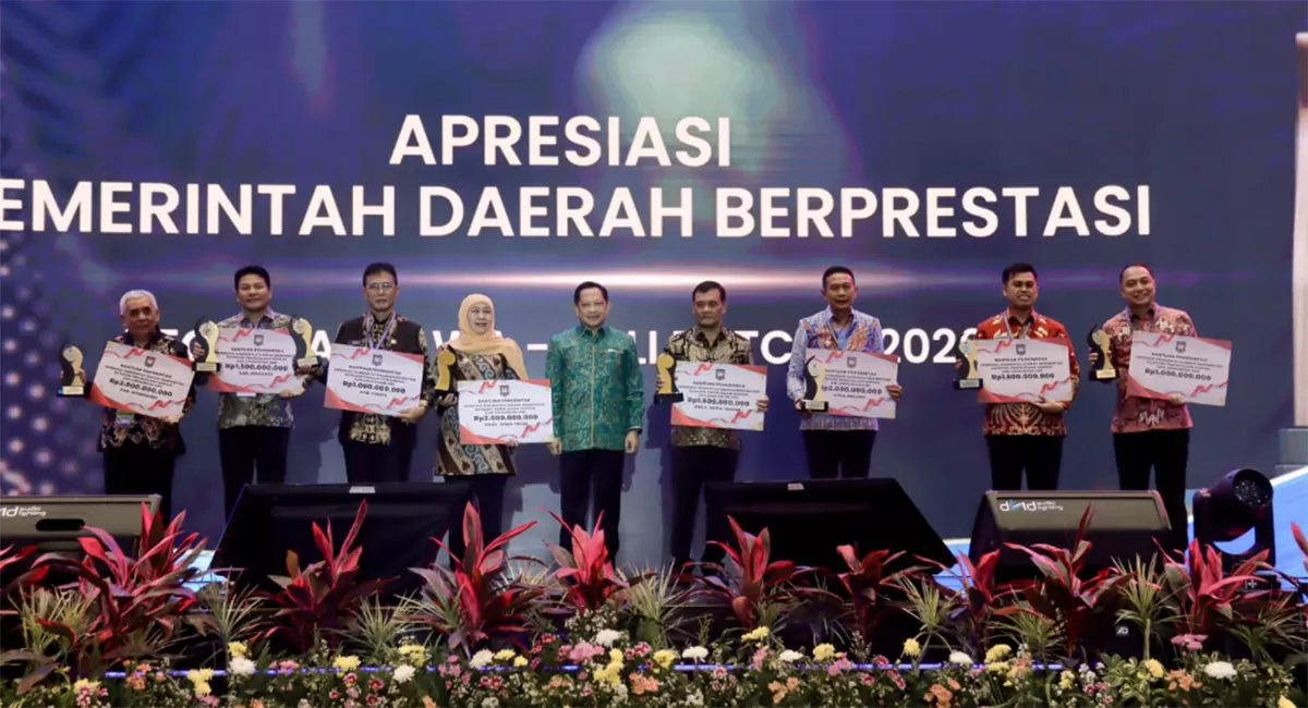 Pemkab Ciamis yang diwakili Bupati Ciamis Herdiat Sunarya (ketiga dari kiri) meraih juara 3 Pemerintah Daerah Berprestasi Regional Jawa-Bali setelah dinilai unggul dalam pengelolaan sampah dan lingkungan. (Dok. Prokopim Ciamis)