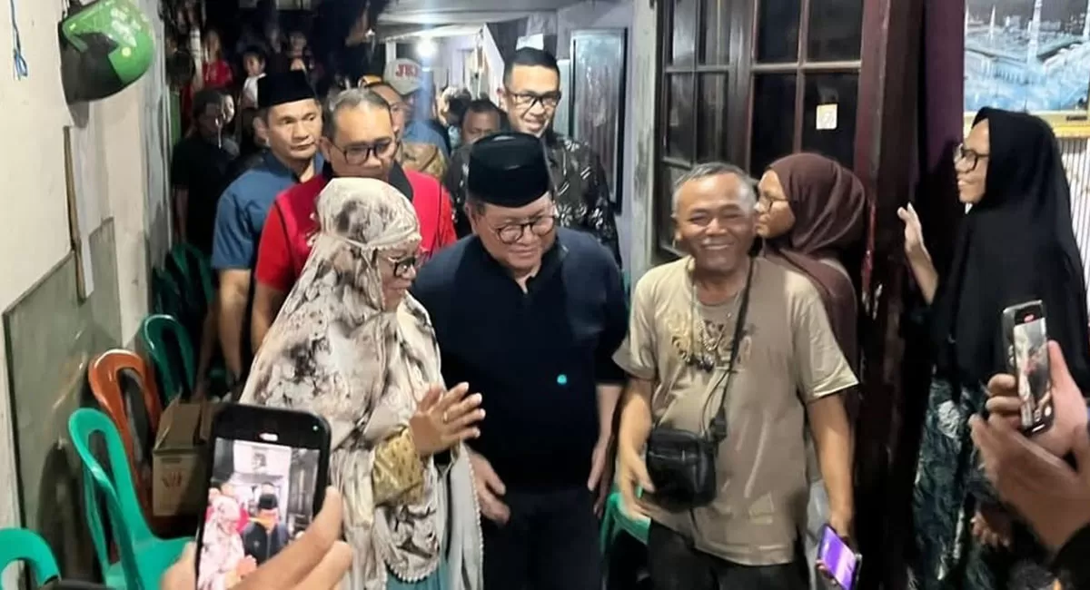Pramono Anung melayat Bambang Setiyawan, korban kericuhan Pejompongan. Anak korban ditawari pekerjaan, sementara keluarga menolak autopsi korban saja. (Thread/prastowoyustinus)