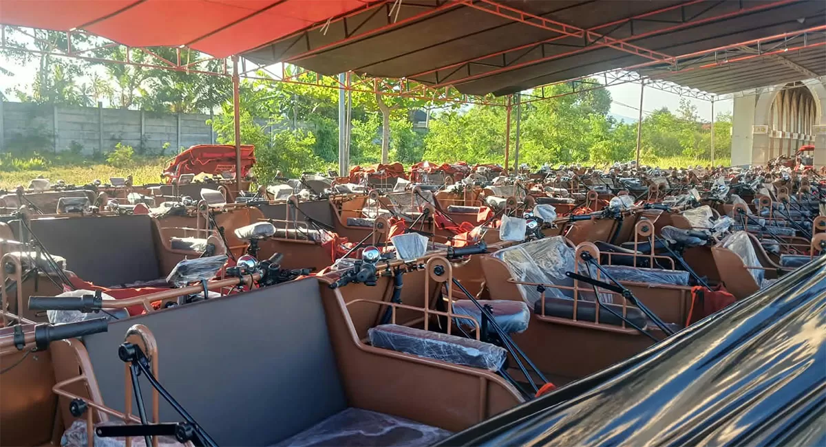 Ratusan becak listrik pemberian pemerintah pusat masih berjejer di halaman Dinas Sosial Kota Tasikmalaya sebelum disalurkan ke pengayuh becak lansia&nbsp;yang ada di Kota Tasikmalaya. (Dok. AMS)
