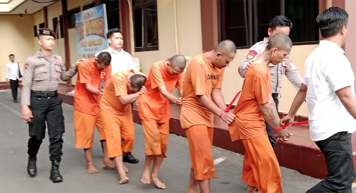 Lima orang tersangka sindikat pencurian sepeda motor lintas kota dan kabupaten digiring petugas di halaman Polres Tasikmalaya Kota,&nbsp;Senin (31/8/2026). (Dok. AMS)