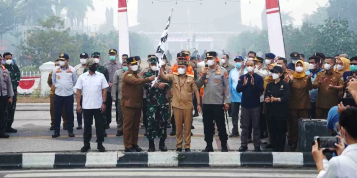 Pelepasan Damkar Kalteng menuai sorotan setelah seremoni Gubernur Agustiar berlangsung di tengah karhutla,&nbsp;bersama unsur TNI dan Polri di Palangka Raya pada Senin, 31 Agustus 2026. (Instagram.com/genvoice.id)