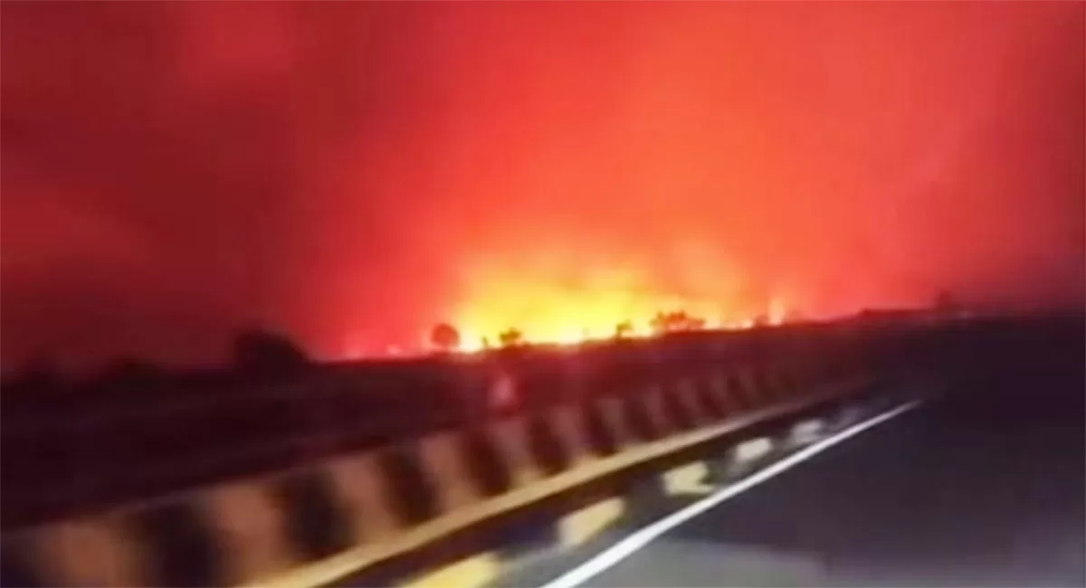 Karhutla Tumbang Nusa Kalteng membuat langit memerah seperti lautan api. Petugas damkar berjibaku, sementara akses air menjadi kendala pemadaman. (Threads/naomy_ummuhanan)
