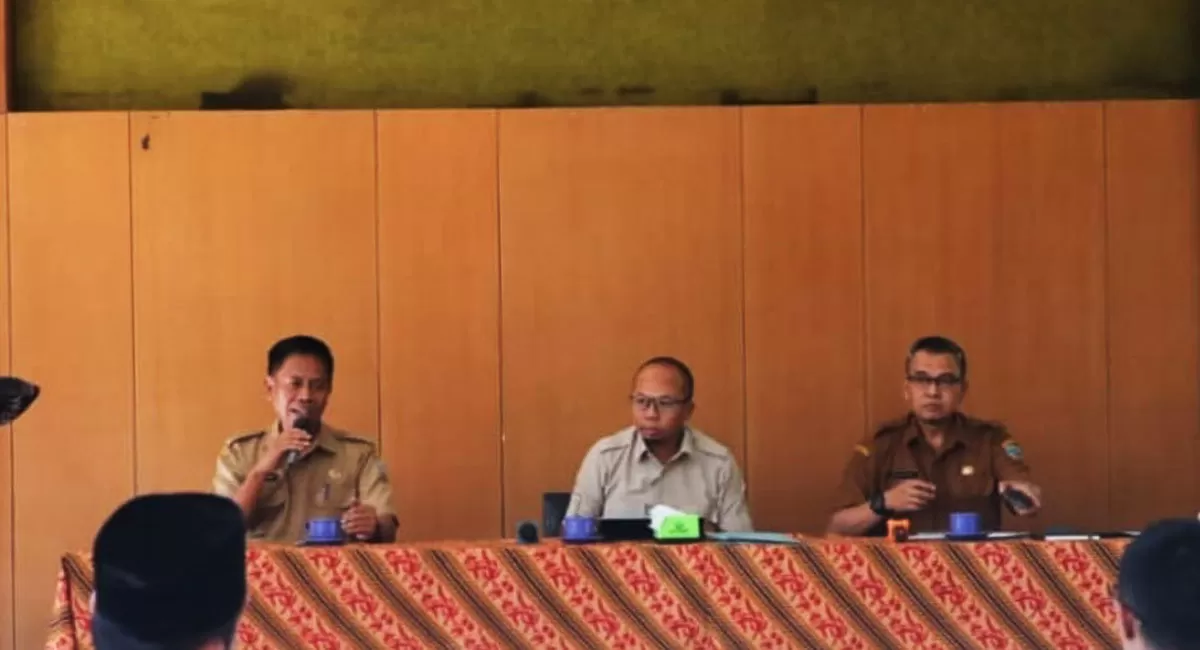 Wali Kota Tasikmalaya H. Viman Alfarizi Ramadhan (tengah) memperkuat penanganan Anak Tidak Sekolah melalui Tasik Pintar. Kegiatan berlangsung di Aula Bapelitbangda, Senin, 31 Agustus 2026. (Dok. Kominfo Kota Tasikmalaya)