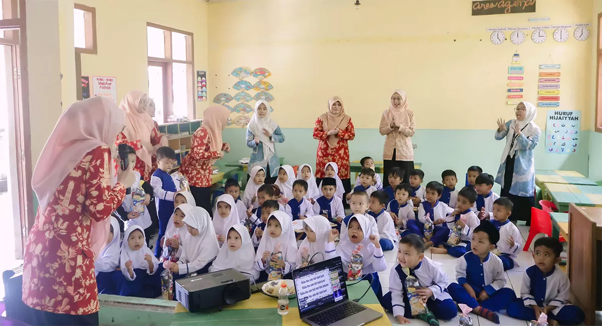 DWP Diskominfo Ciamis mengedukasi 40 anak usia dini tentang penggunaan gawai. Mereka diajak bermain, belajar meminta izin, dan membatasi waktu layar. (Dok. Diskominfo Ciamis)