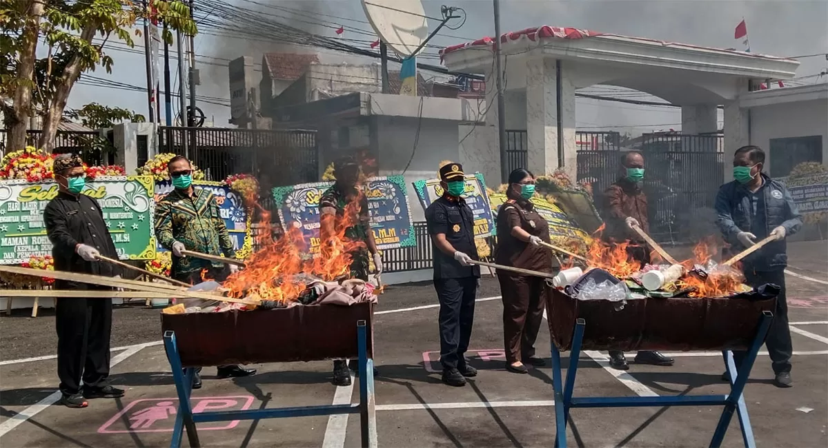 Proses pemusnahan barang bukti hasil pengungkapan pelanggaran hukum di wilayah hukum Kejari Kota Tasikmalaya periode April hingga Agustus 2026 bertempat di halaman Kejari Kota Tasikmalaya, Kamis (03/9/2026). (Dok. AMS)
