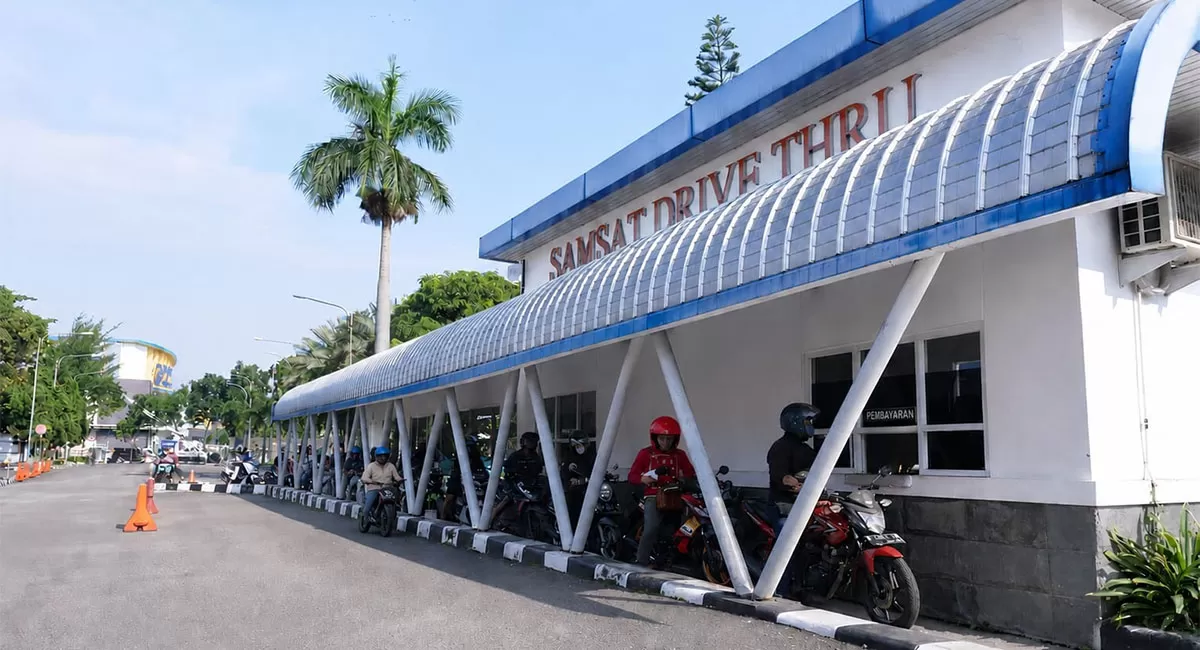Warga Jawa Barat bisa bayar pajak kendaraan tahunan tanpa turun dari kendaraan. Simak daftar lokasi Samsat Drive Thru dan syaratnya. (Dok. Diskominfo Jabar)