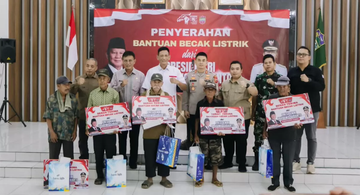 Bantuan Presiden Becak listrik Ciamis dibagikan gratis kepada pengemudi lansia secara simbolis oleh Bupati Ciamis bersama YGSN di Aula PKK Ciamis, Minggu, 6 September 2026. (Dok. Prokopim Ciamis)