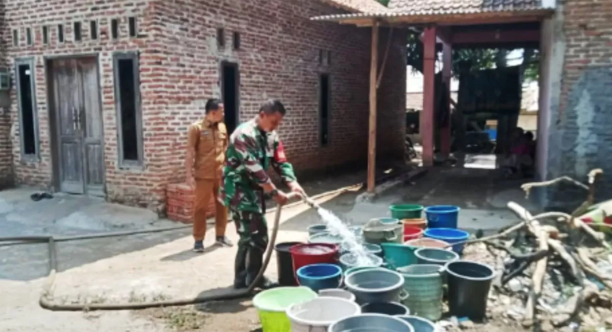 Kekeringan Harjamukti Cirebon membuat sumur warga mengering. Ribuan warga kini mengandalkan bantuan air bersih untuk kebutuhan sehari-hari.     (Instagram.com/@cirebonbanget)