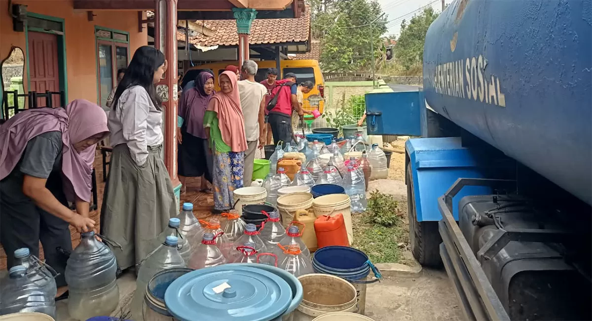 Penyaluran 18.000 liter bantuan air bersih kepada warga Desa Cibalanarik, Kecamatan Tanjungjaya, Kabupaten Tasikmalaya. (Dok. Tagana)