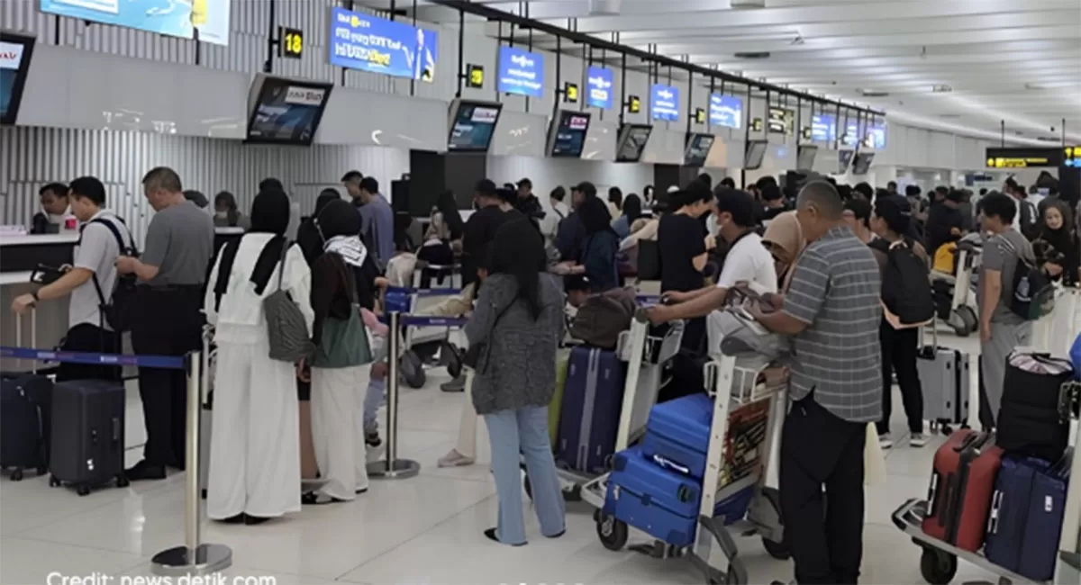 Abu Anak Krakatau sempat menghentikan penerbangan. Sejumlah bandara kini kembali beroperasi, sementara pemulihan jadwal dilakukan bertahap. (Instagram.com/@jktdiemplease)