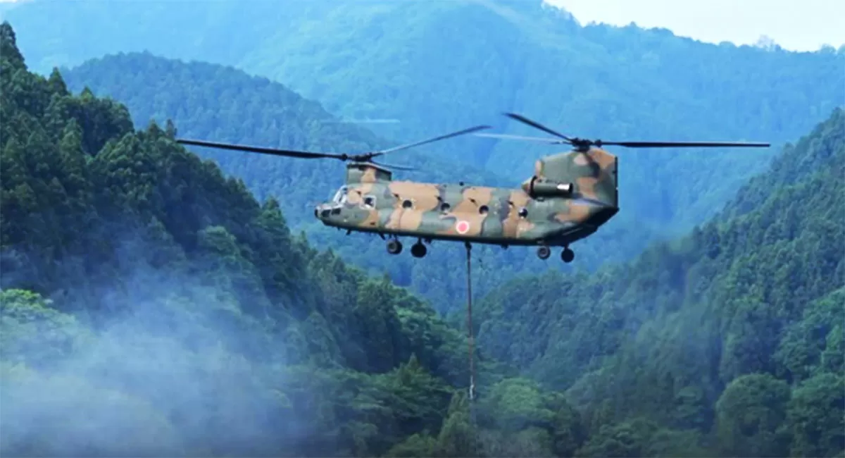 Tiga CH-47 Chinook Jepang tiba di Kalbar untuk membantu water bombing karhutla. Armada ini dibawa kapal perang JS Kunisaki. (Instagram/majuidn)