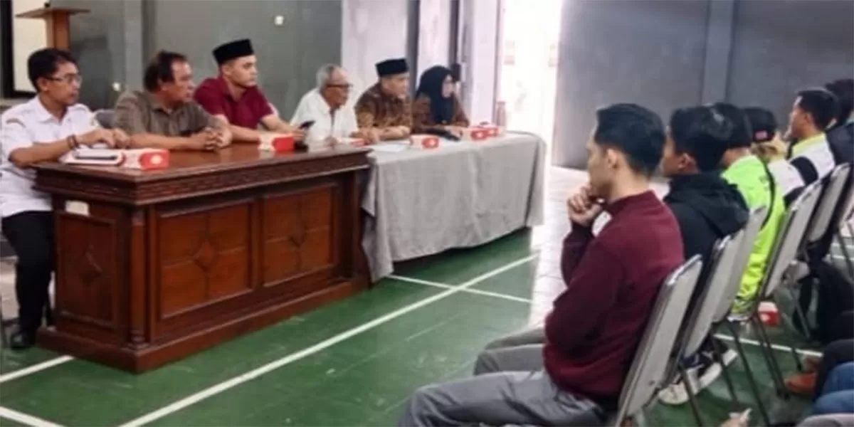 Buruh Tasikmalaya yang tergabung dalam SBSI (Serikat Buruh Sejahtera Indonesia) melakukan audiensi dengan DPRD Kota Tasikmalaya bertempat di Gedung Serbaguna DPRD Kota Tasikmalaya, Rabu (09/9/2026). (Dok. AMS)