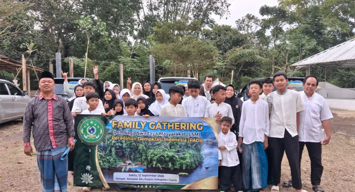 LSM PADI menggelar family gathering di Situ Panjalu, Ciamis, bersama pengurus, anggota dan anak yatim binaan, Sabtu (12/9/2026). (Dok. AMS)