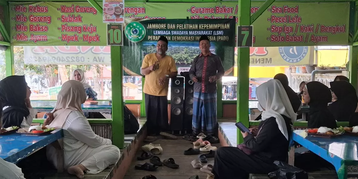 Para peserta jambore dan pelatihan kepemimpinan tengah serius menyimak paparan Ketua LSM PADI Iwan Restiawan (kiri) di RM Alamanda, Kompleks Situ Panjalu. Sabtu (12/9/2026). (Dok. AMS)