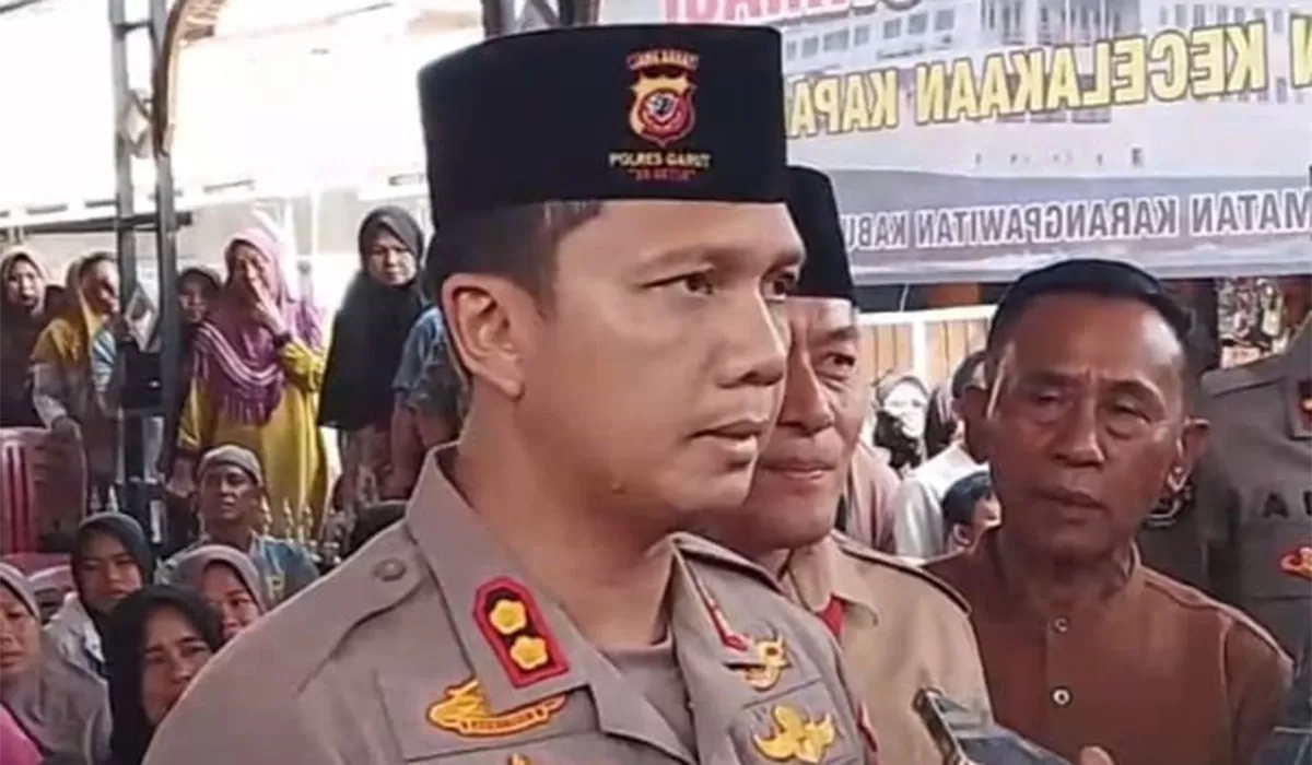 Kapolres Garut, AKBP Niko N. Adi Putra didampingi Ketua Bhayangkari Cabang Garut, Ny. Ketua Bhayangkari Cabang Garut memberikan santunan kepada keluarga korban kecelakaan kapal Virgo Transport 8. (Dok. AMS)