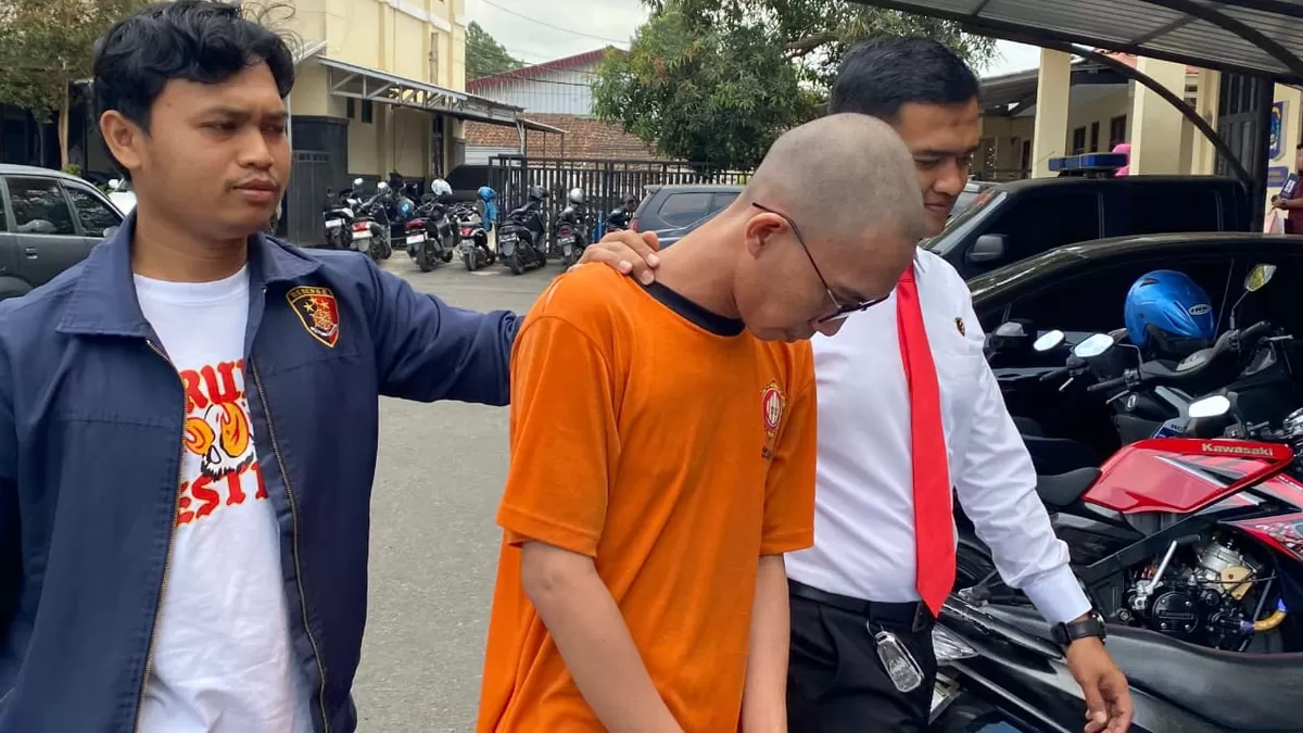 Oknum ASN Pegawai Pemerintah dengan Perjanjian Kerja (PPPK) Kementerian, JCP (31) asal Lampung saat diamankan anggota Satreskrim Polres Tasikmalaya. (Dok. DFK)