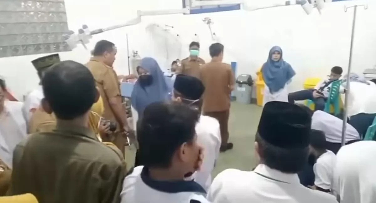 Dugaan keracunan MBG di Pariaman dialami 142 siswa MTsN 1. Siswa dirawat setelah mengeluhkan mual, pusing, muntah dan sakit perut. (Threads/zumaahmad9)