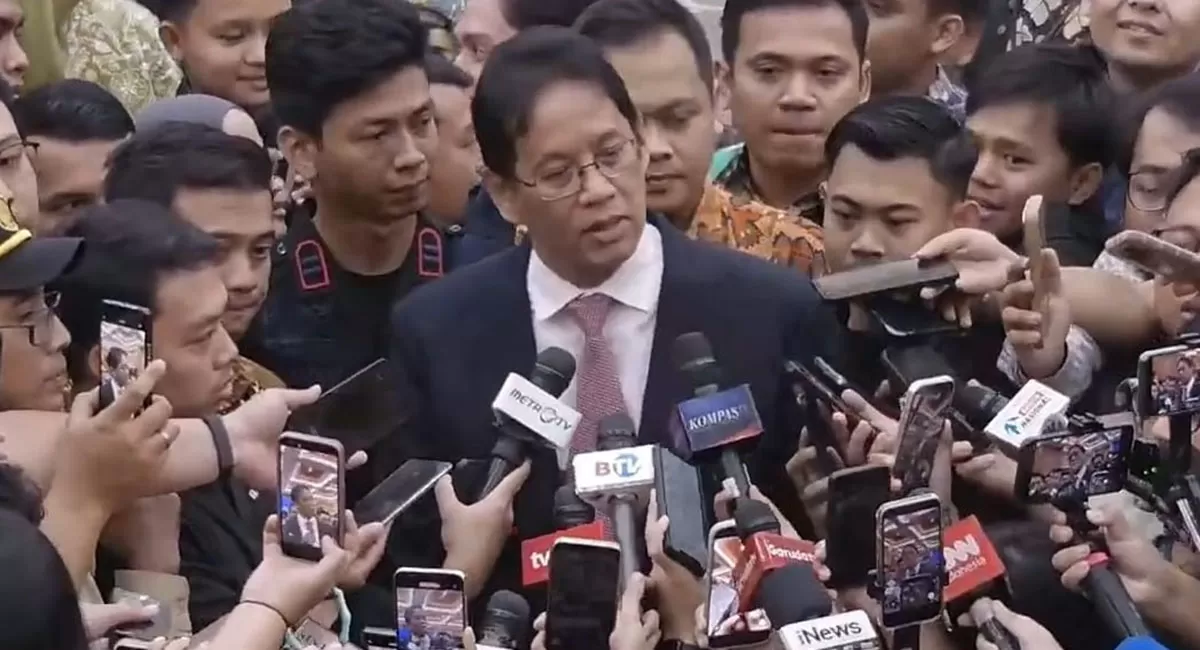 Purbaya Yudhi Sadewa mengaku lebih tenang usai tak lagi jadi Menkeu. Ia ingin mancing di rumah dan menyerahkan iPad laporan kepada Suahasi Nazara. (Dok. Menkeuri)