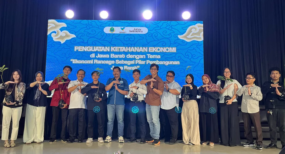 Para narasumber dan sejumlah panitia berfoto bersama pada kegiatan seminar "Ekonomi Rancage" bertempat di Gedung Aulia Hall Center Jalan Letnan Harun Kota Tasikmalaya, Rabu (16/9/2026) (Dok. AMS)