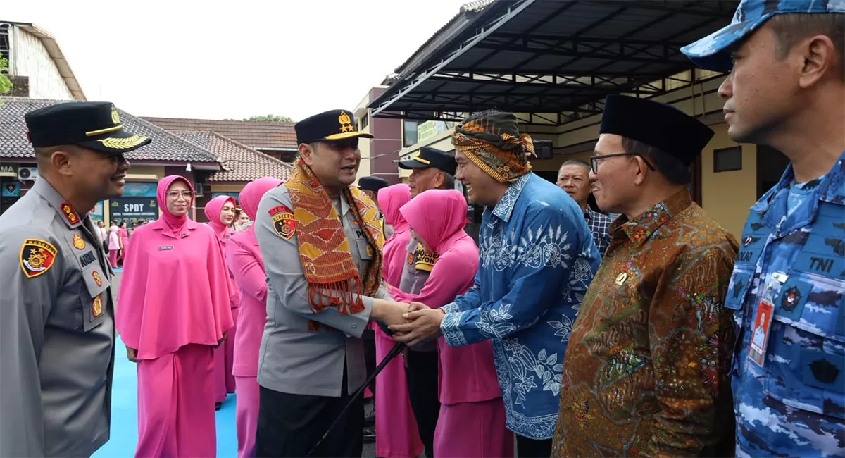 Kapolda Jabar Irjen Pol Dr Pipit Rismanto SIK MH bersalaman dengan Wakil Wali Kota Tasikmalaya Rd Diky Candranegara saat melakukan kunjungan kerja ke Mapolres Tasikmalaya Kota, Jumat (18/9/2026). (Dok. AMS)