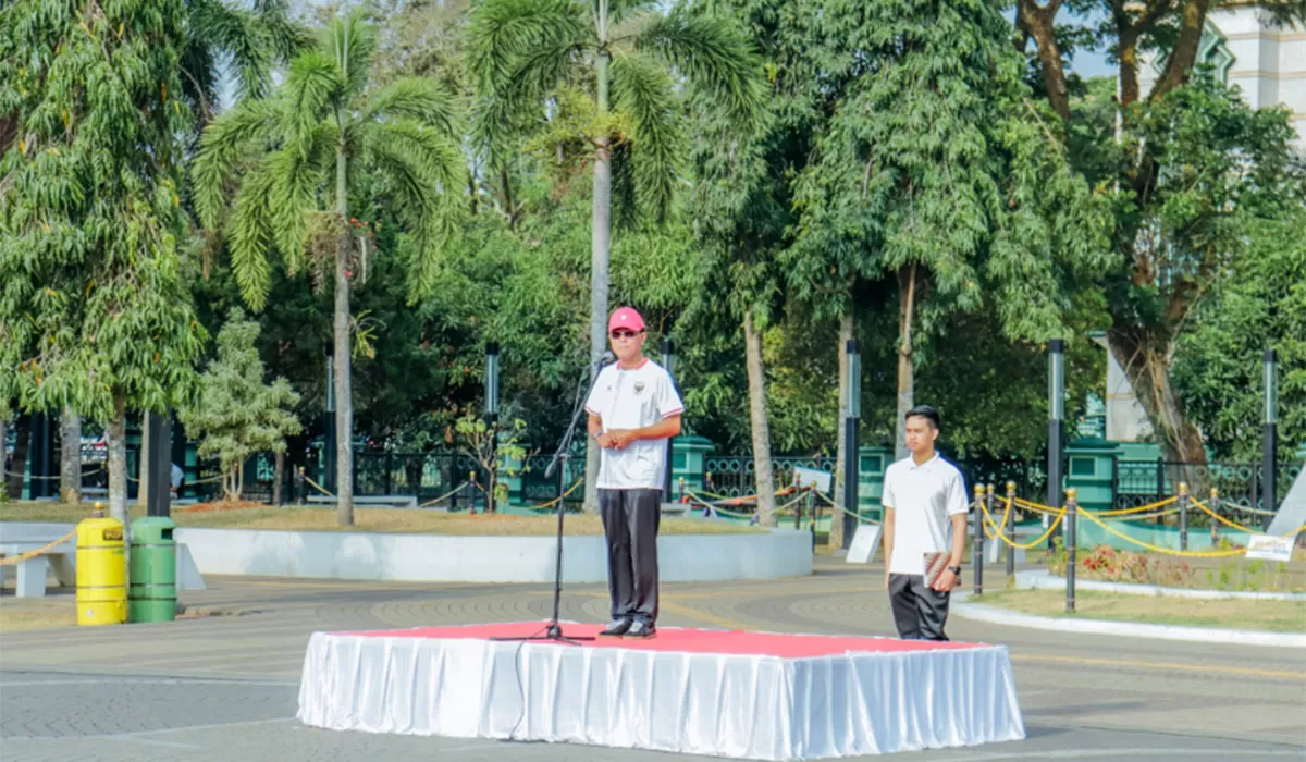 Bupati Ciamis Herdiat Sunarya memimpin gerakan Jumat Bersih setelah Ciamis meraih penghargaan kebersihan tingkat ASEAN dan Jawa-Bali, pada Jumat, 18 September 2026. (Dok. Diskominfo Ciamis)