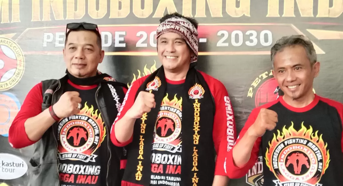 Rana Nur Alamsyah (kiri) kembali memimpin Indoboxing Tasikmalaya periode 2026-2030 dan dikukuhkan Diky Chandra di Gedung Creative Center Dadaha,&nbsp;Sabtu (19/9/2026). (Dok. AMS)