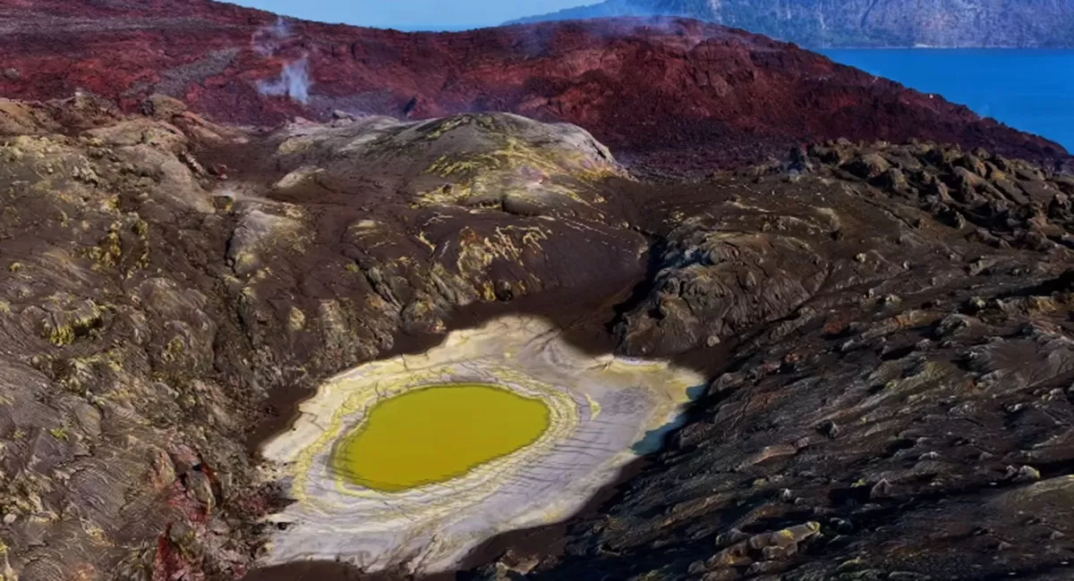Fenomena telur ceplok terlihat di kawah Gunung Anak Krakatau. Petugas menyebutnya sebagai genangan air yang terkontaminasi gas belerang. (Instagram.com/@wxchasing)