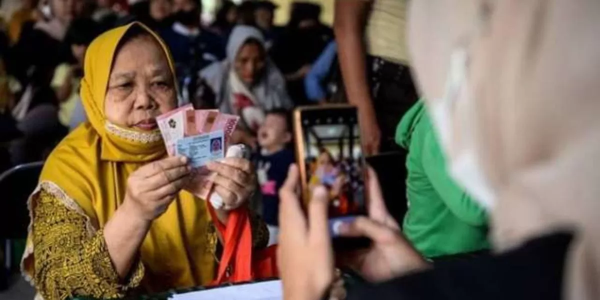 Sanggah desil Bansos 2026 bisa dilakukan melalui Cek Bansos atau WhatsApp Kemensos jika data kesejahteraan tidak sesuai kondisi sebenarnya. (Dok. KemenPANRB)
