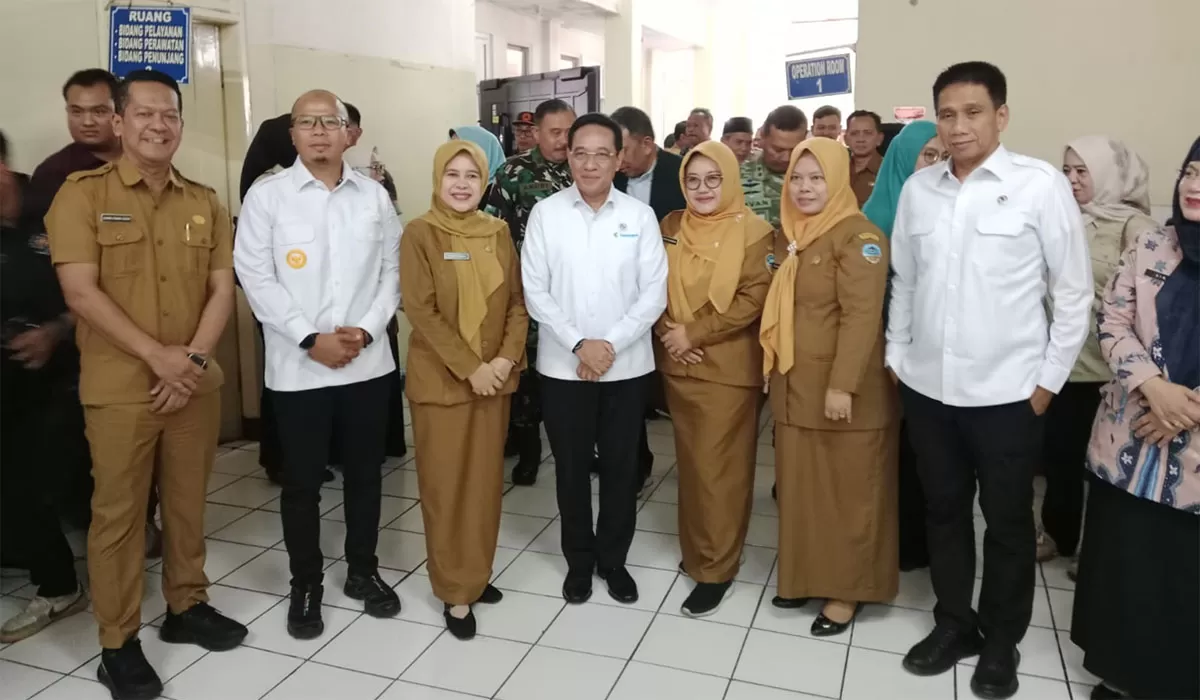 Wakil Menteri Kesehatan (Wamenkes) RI, dr. Benjamin Paulus Octavianus, Sp.P, FISR, saat menggelar kunjungan kerja bersama Wakil Menteri Dalam Negeri Akhmad Wiyagus di RSUD dr Sukarjo Kota Tasikmalaya, pada Selasa (22/9/2026). (Dok. AMS)