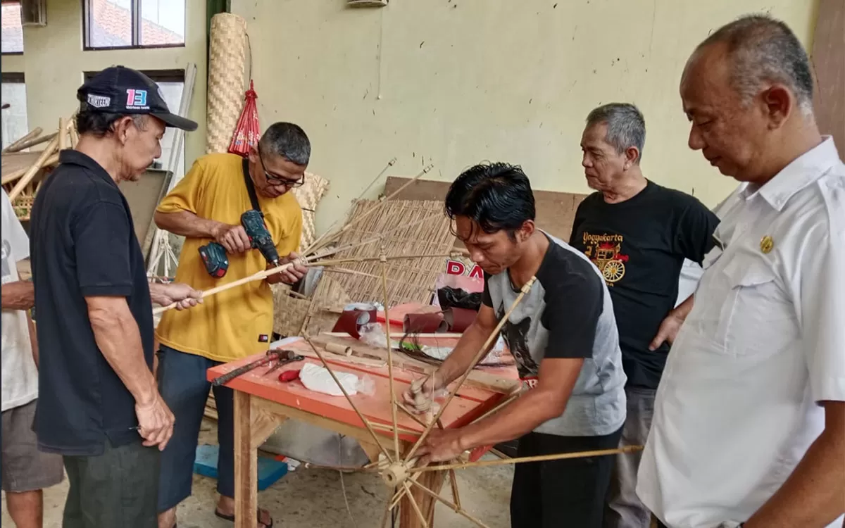 Kegiatan pelatihan teknik produksi payung geulis kreasi bertempat di Gedung PPIK Jalan Letjen Mashudi Kota Tasikmalaya, Rabu (23/9/2026). (Dok. AMS)
