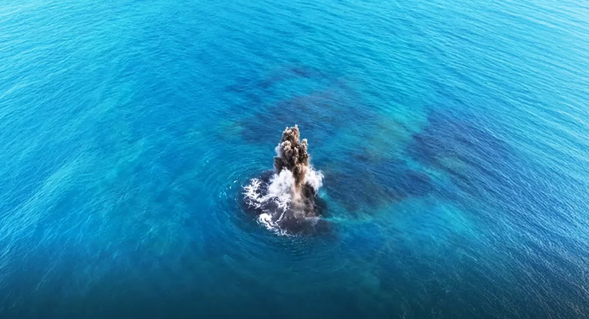 Daratan baru di antara Gunung Anak Krakatau dan Pulau Sertung disebut bukan gunung api baru. Daryono menjelaskan proses terbentuknya. (Instagram.com/@cretivox)