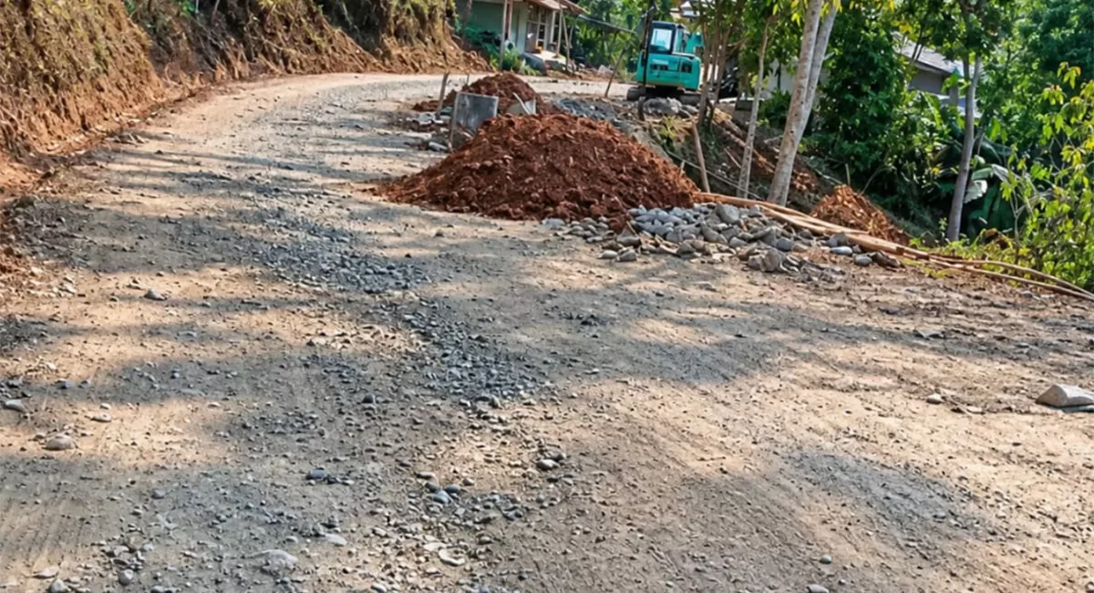 Pengerjaan proyek rekonstruksi ruas Jalan Jamupu-Banjarwaringin, Kecamatan Salopa, Kabupaten Tasikmalaya, hingga kini belum selesai. (Dok. DFK)