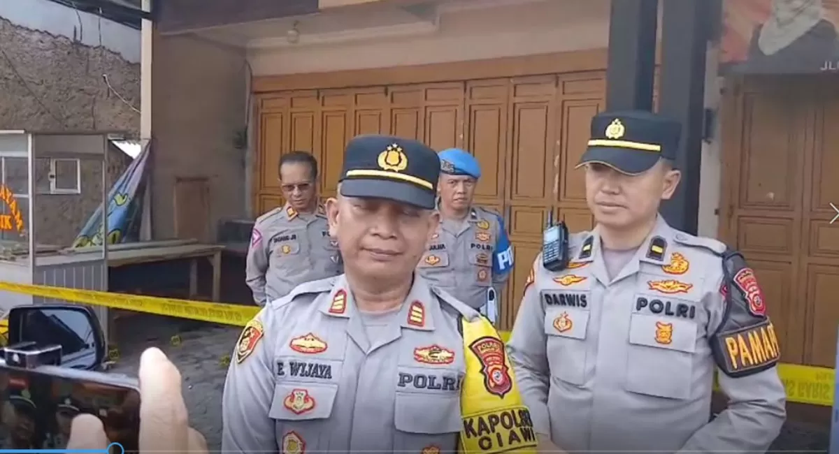 Kapolsek Ciawi AKP Endang Wijaya menjelaskan identitas pria yang ditemukan tak bernyawa di Ciawi dan penanganan korban yang telah dievakuasi ke rumah sakit. (Dok. AMS)