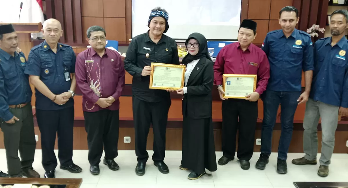 Wakil Wali Kota Tasikmalaya Diky Chandra secara simbolis menyerahkan sebanyak 32 paralegal se-Kota Tasikmalaya sertifikat kepada salah seorang perwakilan paralegal bertempat di ruang rapat BPKAD Balai Kota Tasikmalaya, Kamis (24/9/2026). (Dok. AMS)
