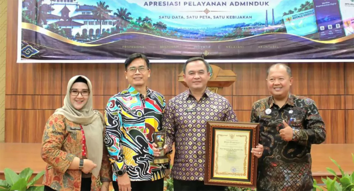 Kepala Disdukcapil Ciamis Yayan Muhamad Supyan (kedua dari kanan) mewakili Bupati Herdiat Sunarya menerima piagam penghargaan Adminduk PRIMA Tahun 2026, Kamis, 24 September 2026, di BPSDM Jawa Barat. (Dok. Prokopim Ciamis)