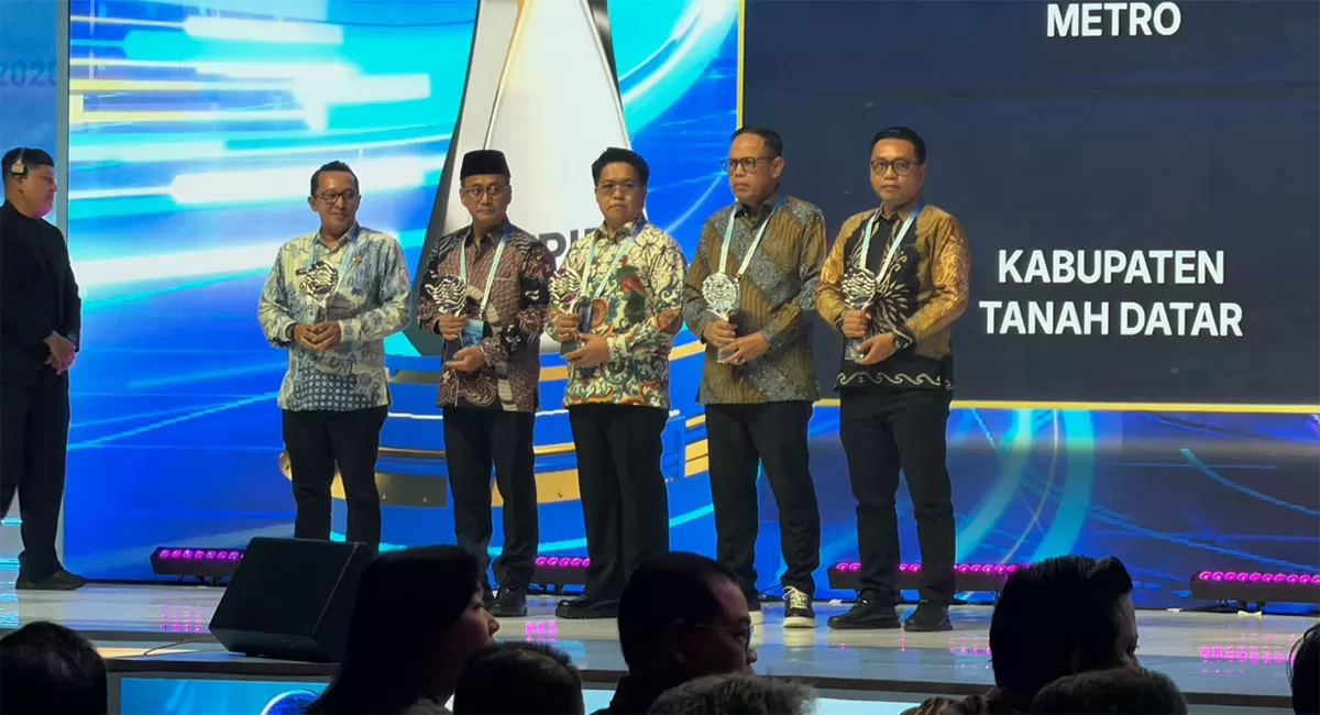 Bupati Tasikmalaya Cecep Nurul Yakin (kedua dari kanan) menerima penghargaan TPID Award 2026 sebagai terbaik pertama Jawa-Bali, di Jakarta International Convention Center, Kamis, 24 September 2026. (Dok. BI Tasikmalaya)