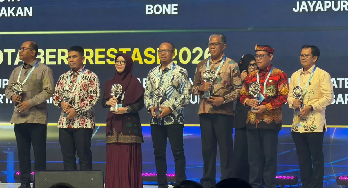 Kota Tasikmalaya kembali meraih TPID Award 2026 sebagai terbaik Jawa-Bali. Penghargaan diterima Wali Kota Tasikmalaya Viman Alfarizi Ramadhan (tengah) di Jakarta, Kamis, 24 September 2026. (Dok. BI Tasikmalaya)