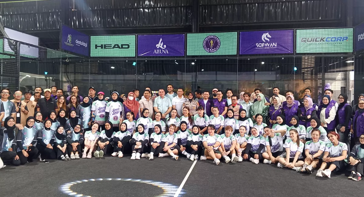 Puluhan peserta kegiatan Smash for Smile Padel &amp; Healthy 2026 berfoto pada kegiatan yang digelar di ForYouPadel Court, Jalan Ir. H. Juanda, Tasikmalaya, Sabtu (26/9/2026). (Dok. AMS)