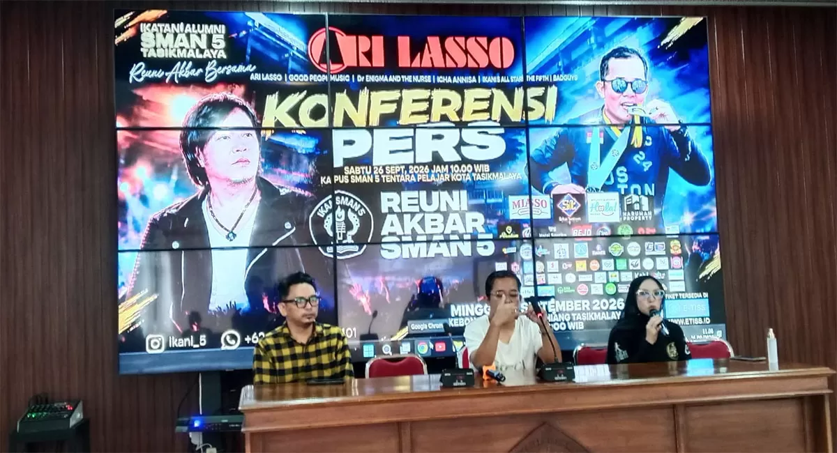 Ketua Umum reuni SMAN 5 ke-35 Ecep Yosa memberikan keterangan pers terkait rencana kehadiran Ari Lasso pada kegiatan reuni SMAN 5 ke-35 bertempat di Aula SMAN 5 Kota Tasikmalaya, Sabtu (26/9/2026). (Dok. AMS)