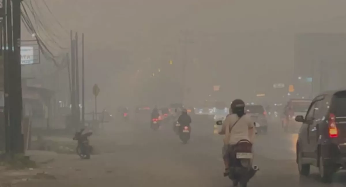 Kabut asap pekat kembali terlihat di Palangka Raya dan sejumlah wilayah Kalimantan pada 24 September 2026 di tengah penanganan karhutla. (Threads/imquennnn98)