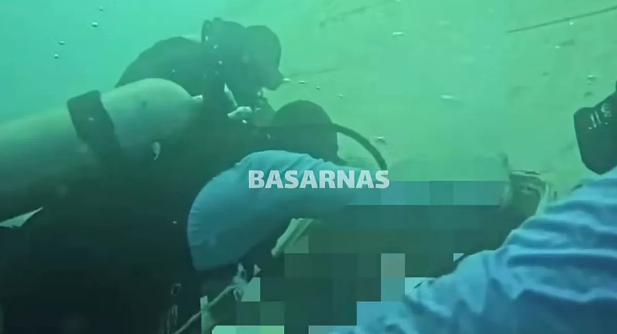 Penyelam Basarnas menjelaskan alasan merekam proses evakuasi korban kapal Virgo Transport 8 yang masih berlangsung. (Instagram/egaprasutiaa)