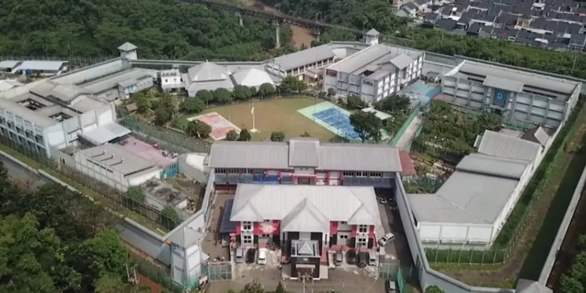 Komplek Lapas Kelas II A Cibinong&nbsp;- Achmad Albani dan Hasan Tjhie ditemukan di area SAE Lapas Cibinong. Pemeriksaan dilakukan setelah Ombudsman menemukan hunian tersebut.   (Dok. Lapas Kelas II A Cibinong)