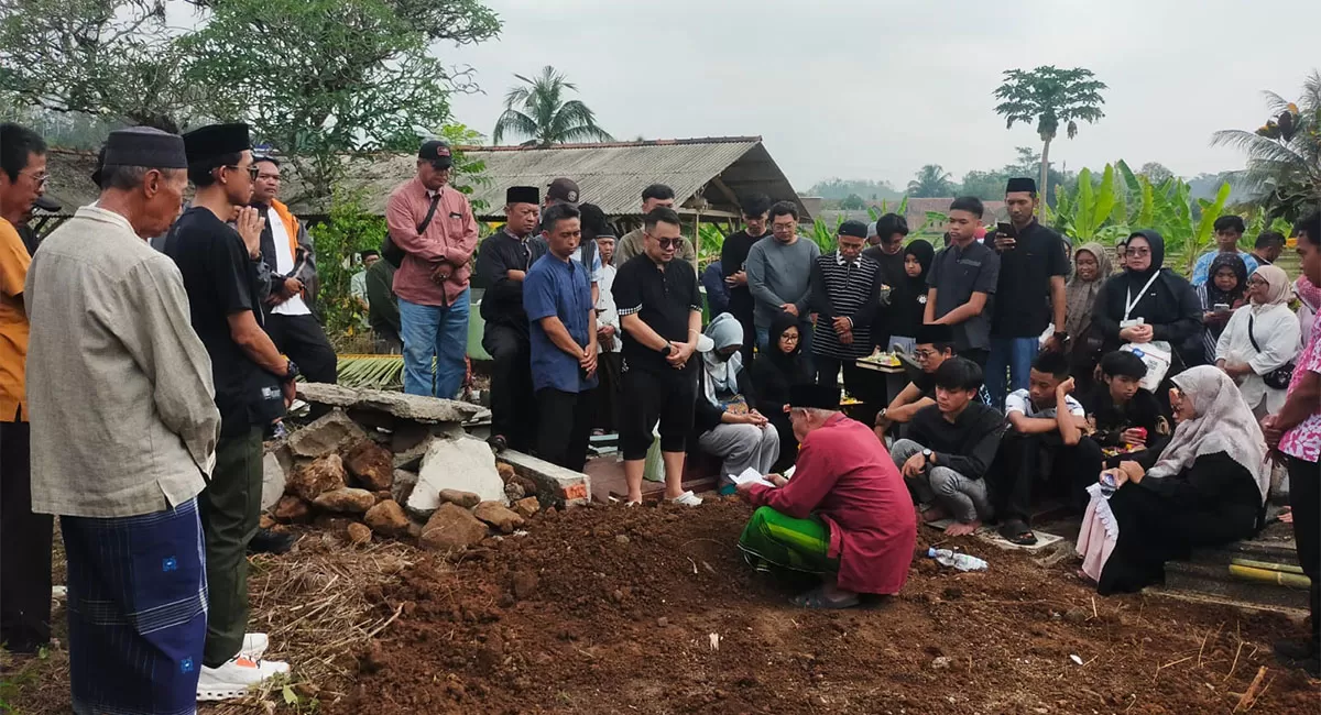 Prosesi pemakaman almarhum Hendra Herdiana di daerah Kecamatan Sukaraja, Kabupaten Tasikmalaya pada pukul 08.30 WIB berlangsung khidmat diiringi doa dan air mata keluarga dan kerabat lainnya. (Dok. AMS)